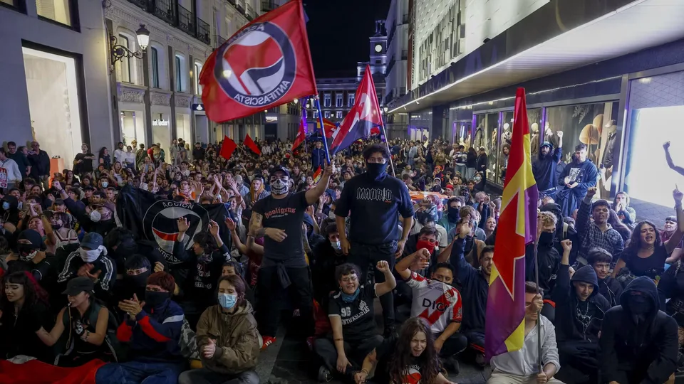 Violencia en la Puerta del Sol: tres detenidos y un policía herido tras horas de tensión
