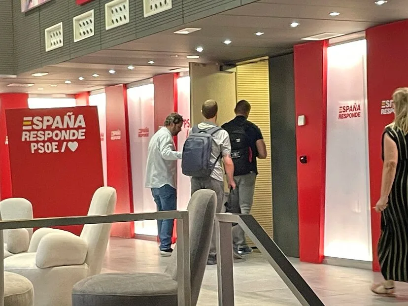 Sede del PSOE en Ferraz y protagonistas investigados en el caso Leire Díez sobre pagos y financiación bajo investigación judicial.
