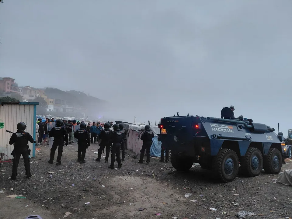 Dispositivo policial en el entorno de la playa de El Trampolín en Ceuta.