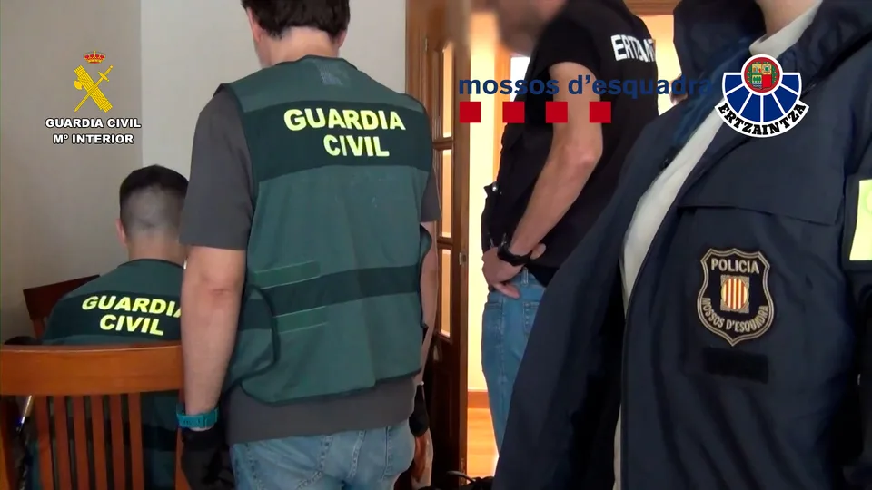 La red 764 representa una amenaza difícil de encajar en las categorías tradicionales. No necesita células estables ni una ideología única: recluta, victimiza y radicaliza dentro de un ecosistema digital en el que la violencia y el control sobre menores se convierten en prestigio. España ya ha identificado un nodo nacional.