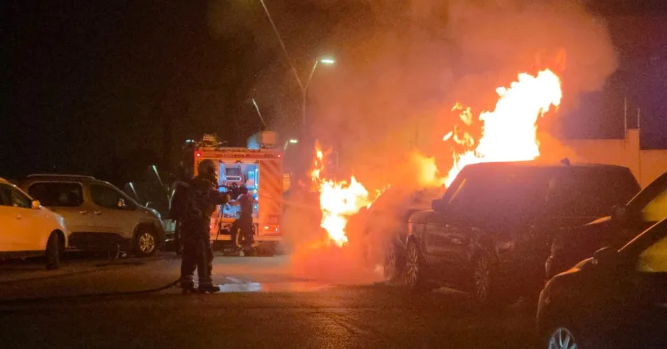 Policías, bomberos y vehículos durante incidentes nocturnos en Ceuta en septiembre de 2026.