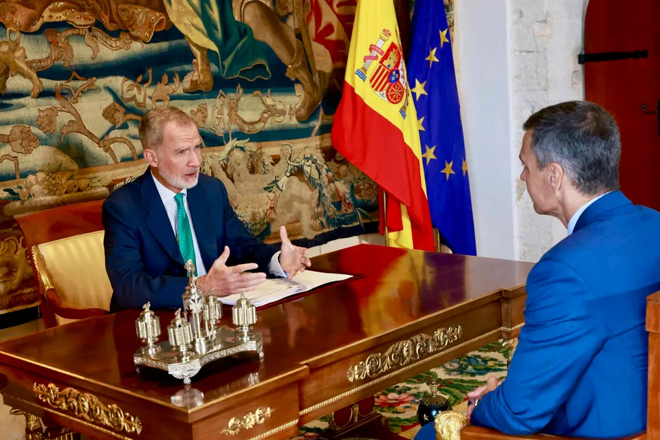 Felipe VI y Pedro Sánchez durante uno de sus despachos institucionales.