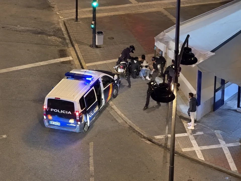 Reconstrucción visual asistida por inteligencia artificial a partir de un fotograma original de la intervención policial difundida por El Estándar y atribuida a Málaga.
