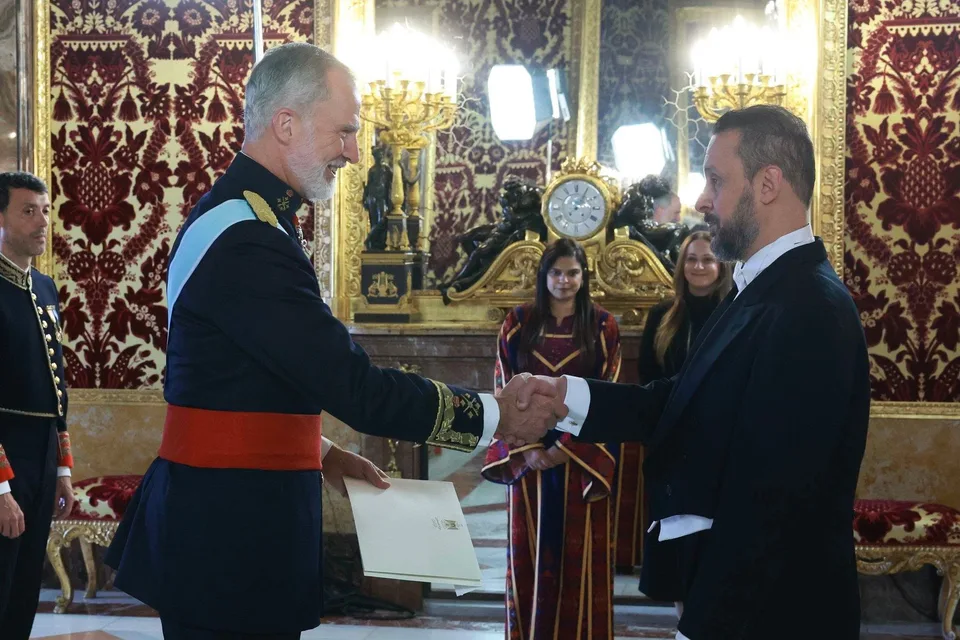 Felipe VI estrecha la mano del embajador del Estado de Palestina, Fadi Elhusseini, durante la presentación de Cartas Credenciales en el Palacio Real.
