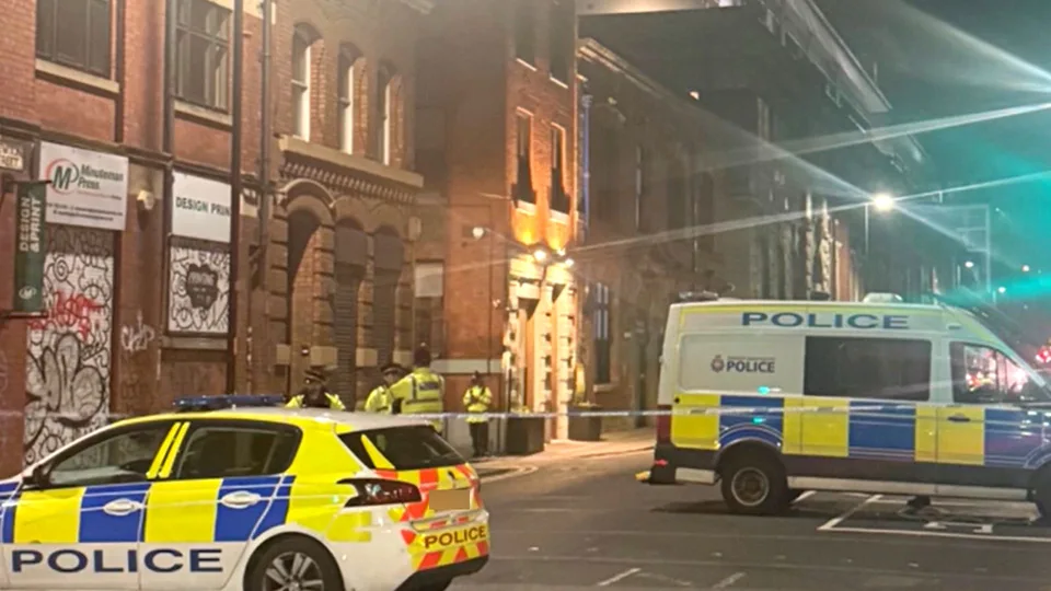 Dos arrestos reabren la alerta en Manchester: cómo se protege un objetivo comunitario sin convertir la ciudad en una fortaleza