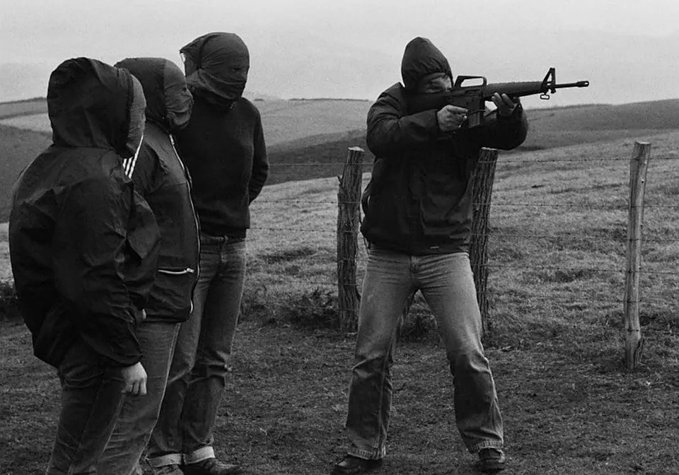 Miembros encapuchados de ETA durante un entrenamiento con armas en 1978.