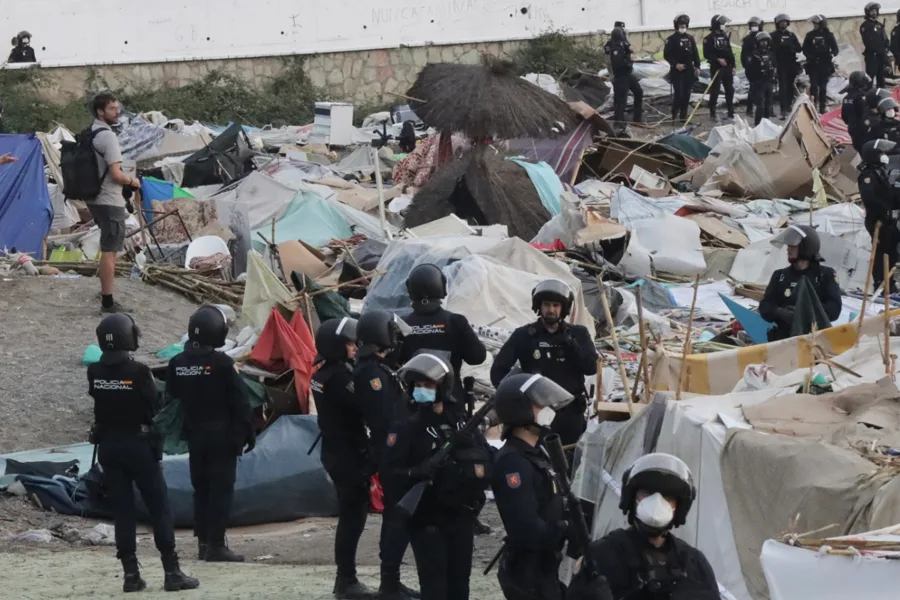 Ceuta blinda la desaladora: 350 policías desalojan los asentamientos junto a una infraestructura esencial