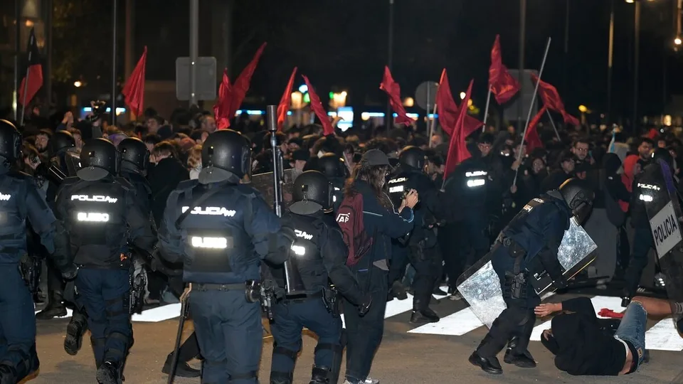 Agentes de Policía Nacional durante la manifestación de A Coruña del 21 de octubre de 2026, fotografía de los altercados reales.