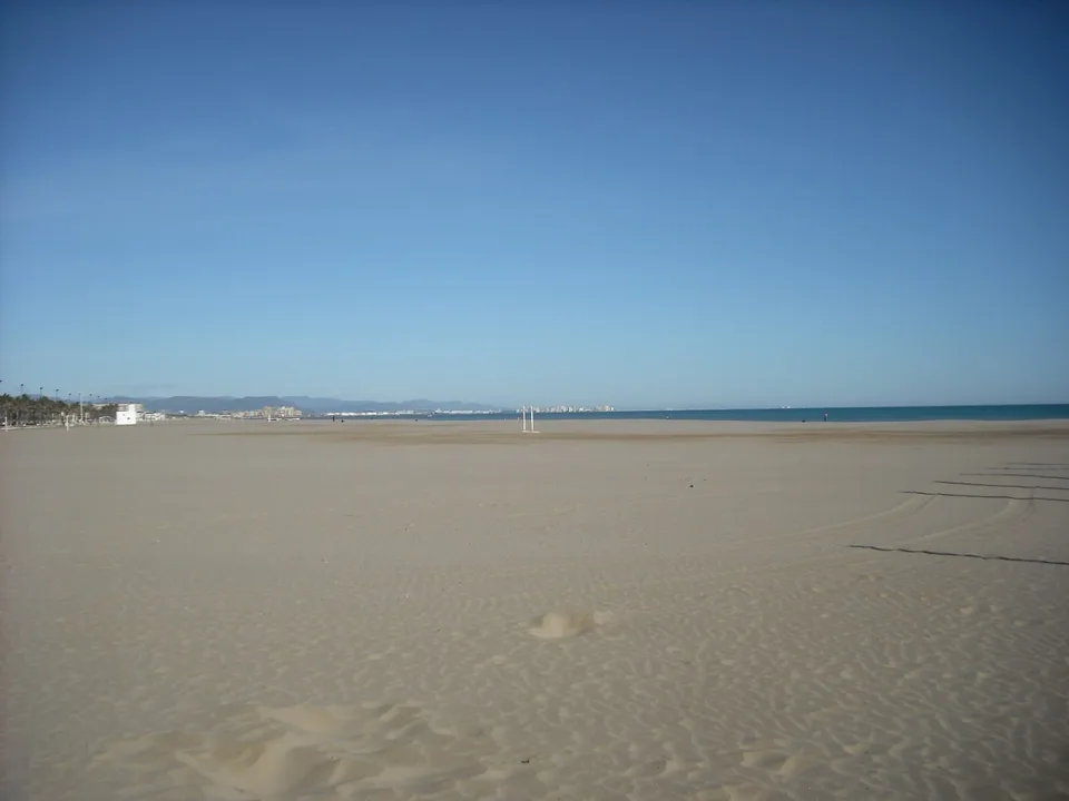 Playa de la Malvarrosa en Valencia, zona del litoral mediterráneo.