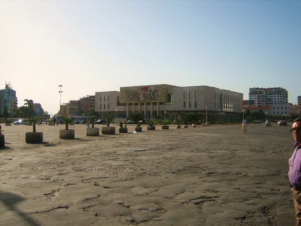 Fotografía histórica del entorno de Tirana; no capta las actuaciones judiciales de octubre.