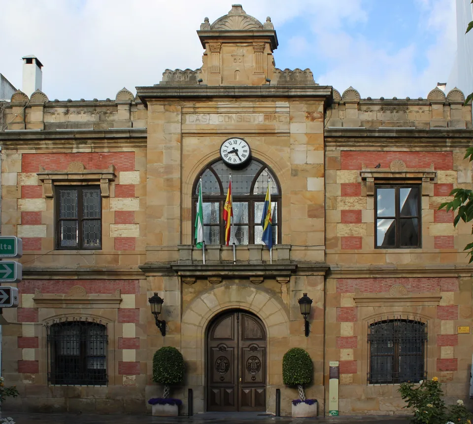 Fachada auténtica del Ayuntamiento de Algeciras en la calle Alfonso XI, fotografía de 2015.