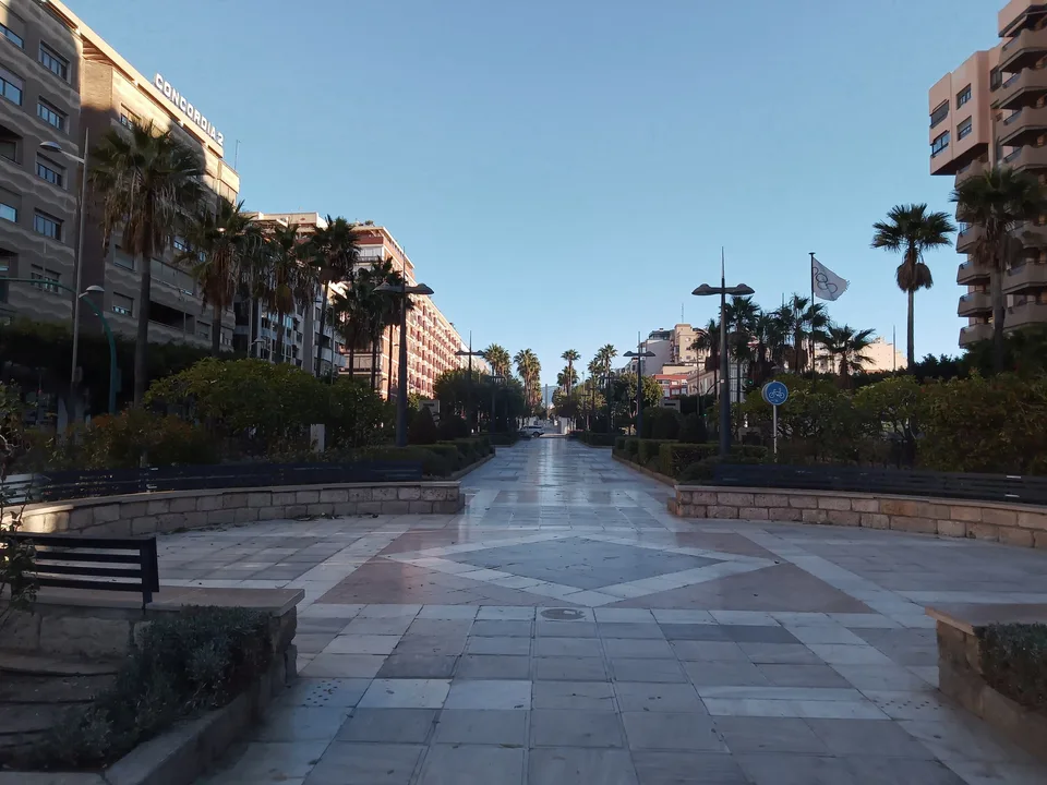 Vista de la Rambla de Almería en 2021, entorno urbano contextual.