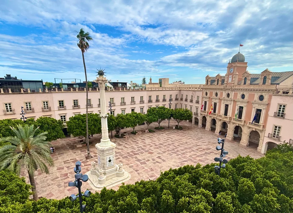 Plaza Vieja de Almería, ciudad donde se realizaron tres detenciones relacionadas con el crimen investigado en Bélgica. Fotografía real de archivo (mayo de 2026); no capta los incidentes ni actuaciones judiciales de 19-20 de octubre de 2026.
