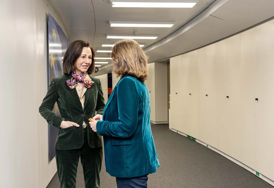 Ana Botín, presidenta de Santander, y Teresa Ribera, vicepresidenta ejecutiva de la Comisión Europea, reunidas en Bruselas el 26 de marzo de 2025.