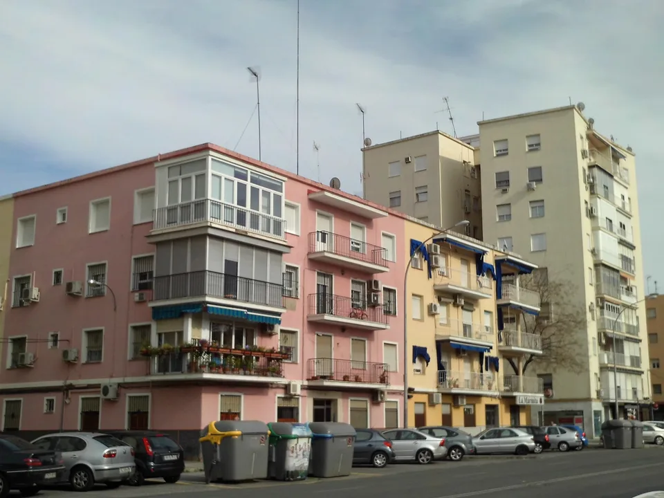Bloques de viviendas en Triana (Sevilla), fotografía real de marzo de 2018 utilizada como archivo residencial.