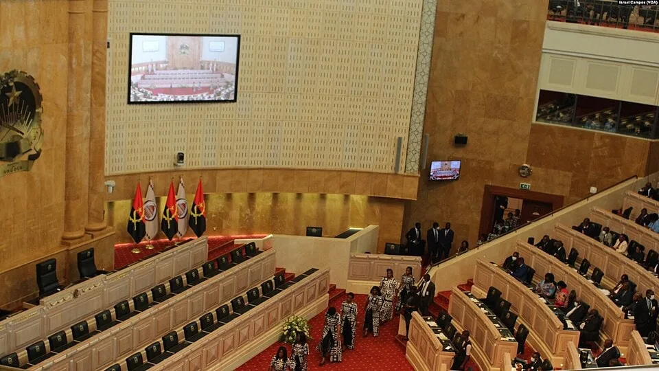 Edificio real de la Asamblea Nacional de Angola en Luanda, fotografiado en 2023.