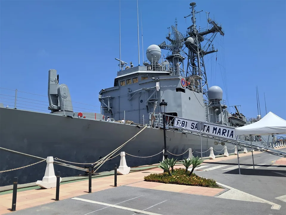 Fragata Santa María F-81 de la Armada española atracada en el puerto de Ceuta en mayo de 2025; imagen real de archivo, no tomada durante las incursiones del verano de 2026.