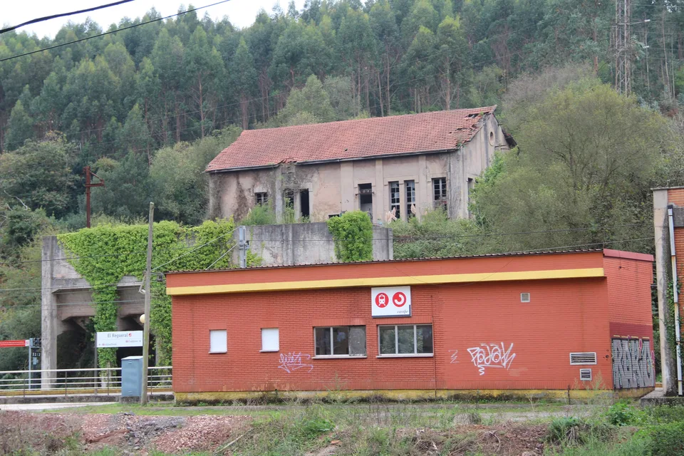 Fotografía real de la estación de El Regueral en Carreño, Asturias, tomada en octubre de 2025; uno de los puntos del tramo con incidencias el 29 de octubre de 2026.