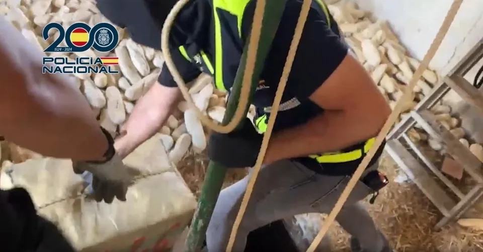 Fotografía policial original del escondite de droga localizado en una finca de Ayamonte durante la operación Centinela.