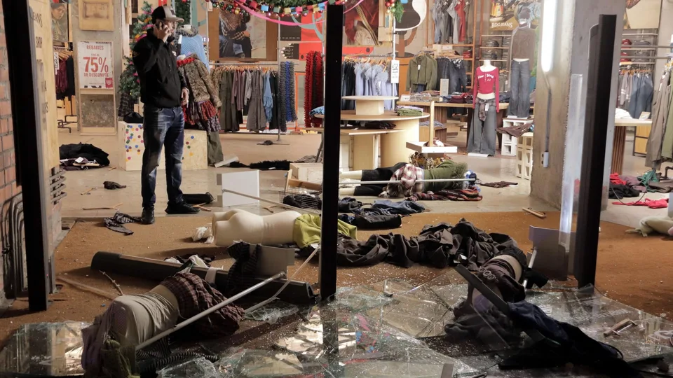 Comercio del centro de Barcelona dañado durante los disturbios reales del 24 de octubre de 2026 cerca de Plaça Catalunya.