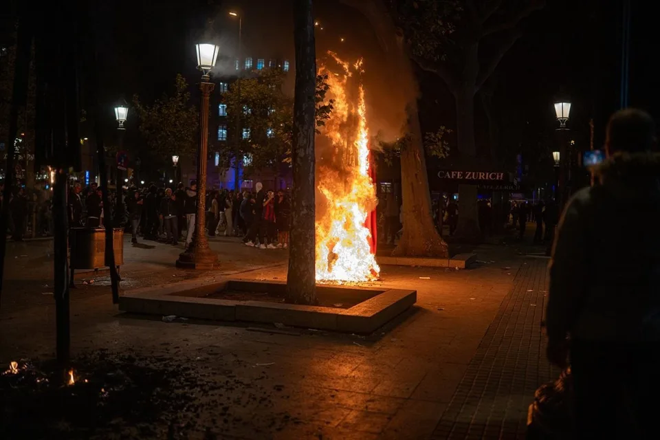 Fotografía real de los incidentes de la noche del 24 de octubre de 2026 en las inmediaciones de la plaza de Catalunya de Barcelona.