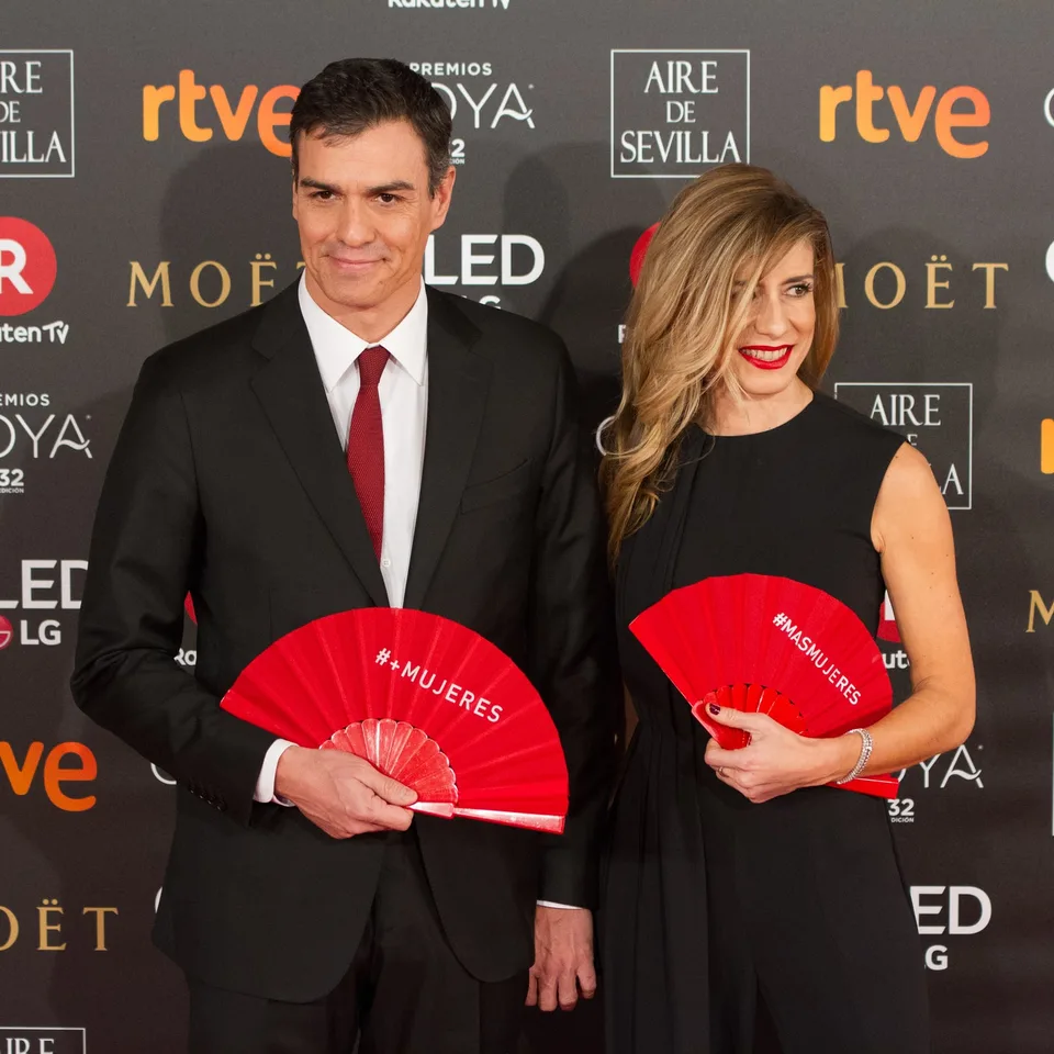 Pedro Sánchez y Begoña Gómez Fernández durante la ceremonia de los premios Goya en 2018. Imagen documental de archivo; no corresponde al vídeo generado con IA.