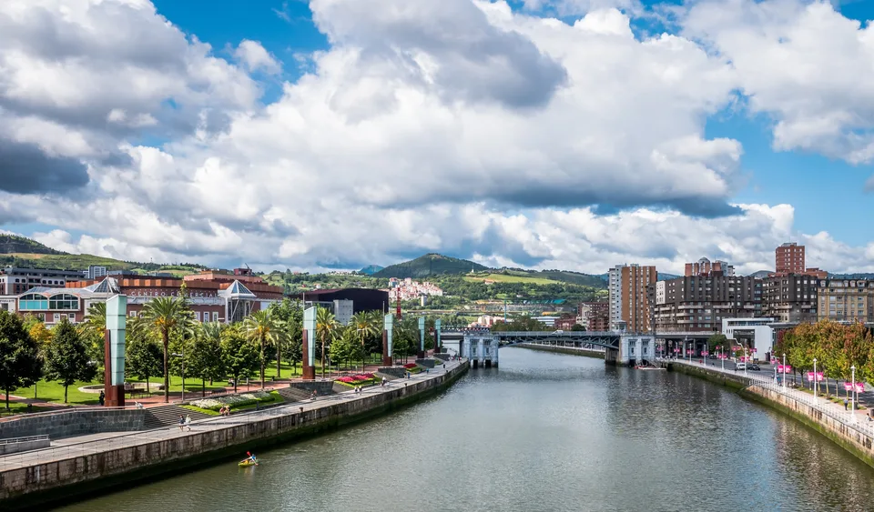 Puente de Deusto, Bilbao, fotografía real de archivo; no corresponde a los disturbios ni a una actuación policial reciente.