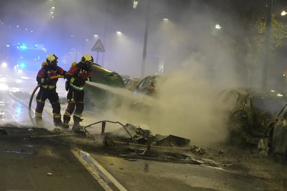 Coches incendiados en Bilbao durante los disturbios del 26 de octubre de 2026