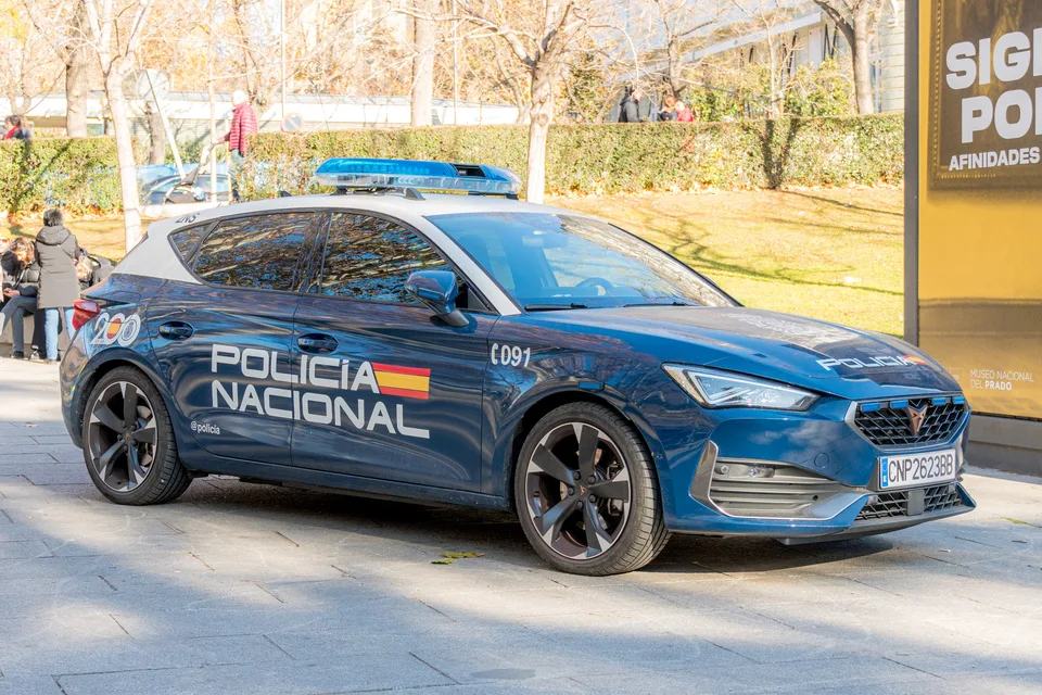 Vehículo de la Policía Nacional estacionado junto al Museo del Prado en Madrid en diciembre de 2024.