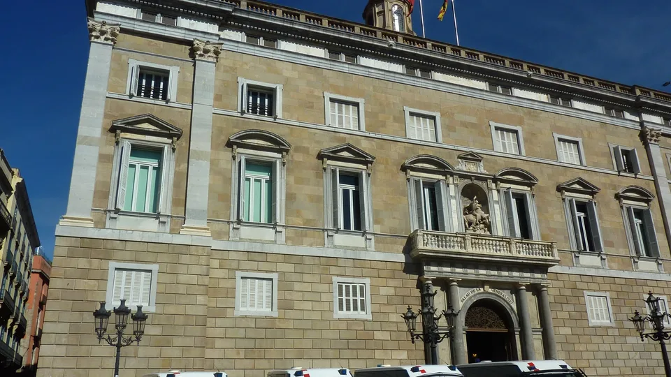 Furgones reales de Mossos d'Esquadra desplegados ante la Generalitat en Barcelona; fotografía de archivo de 2012, NO del dispositivo Blocus del 31-O de 2026.