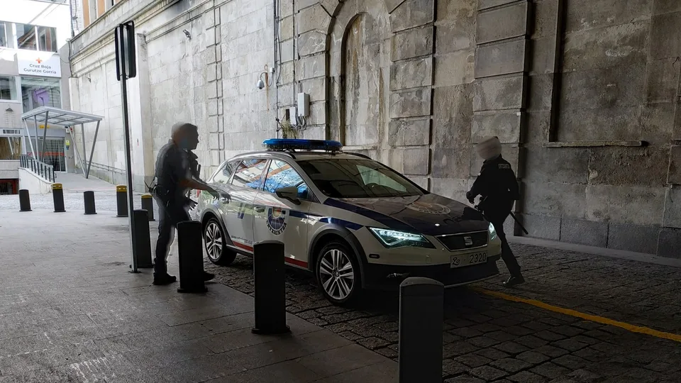 Vehículos reales de la Ertzaintza estacionados en Bilbao, fotografiados el 26 de julio de 2022; fotografía de archivo, sin relación directa con los disturbios o las convocatorias de Blocus en 2026.