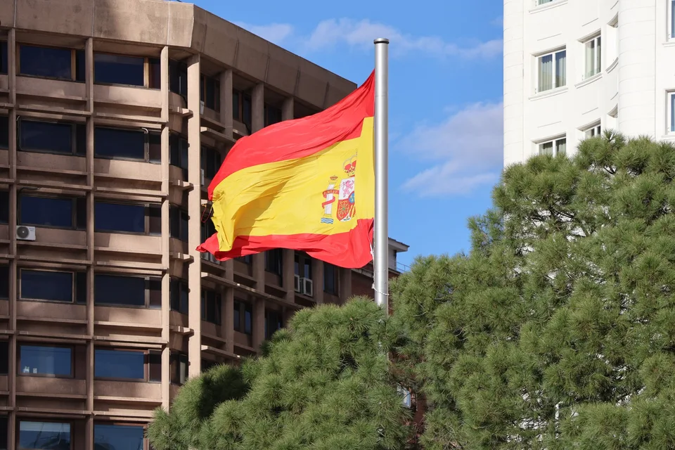 Bandera de España en la Plaza de España de Madrid, fotografía de 2025.
