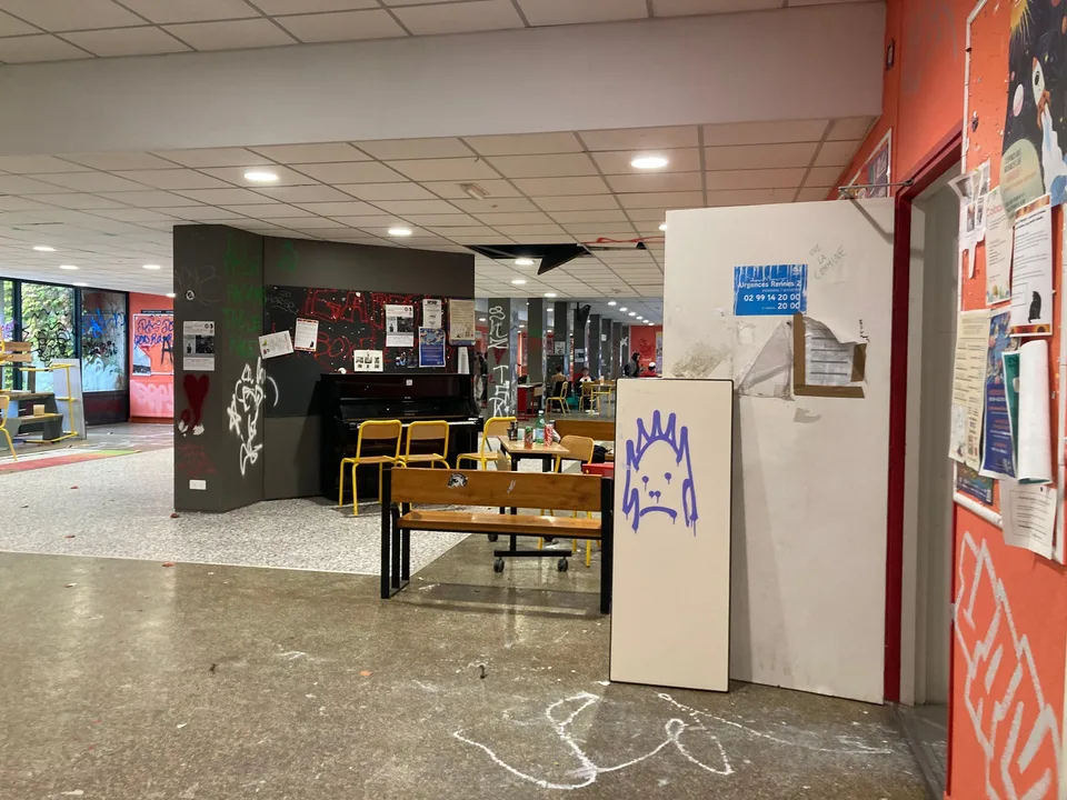 Bloqueo estudiantil en la Universidad Rennes 2, Francia, el 7 de octubre de 2026. Imagen contextual del movimiento estudiantil francés, NO de los sucesos de Barcelona.