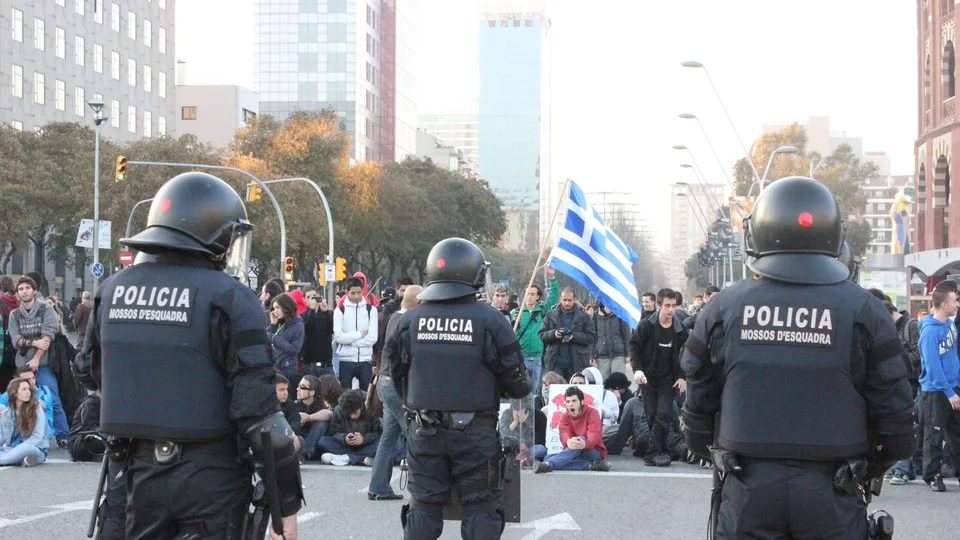 Agentes reales de la Brigada Mòbil de Mossos d'Esquadra fotografiados en Cataluña en febrero de 2012; archivo anterior al caso Blocus Lleida.
