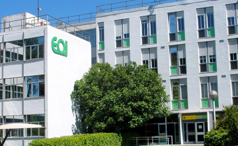 Exterior de la Escuela de Organización Industrial en Madrid, vinculada al ámbito de industria y formación empresarial.