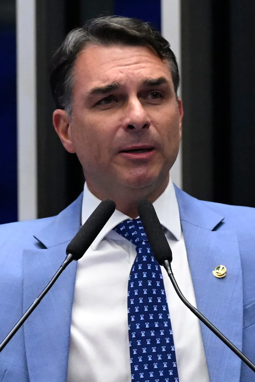 Fotografía documental de Flávio Bolsonaro en el Senado de Brasil en septiembre de 2026