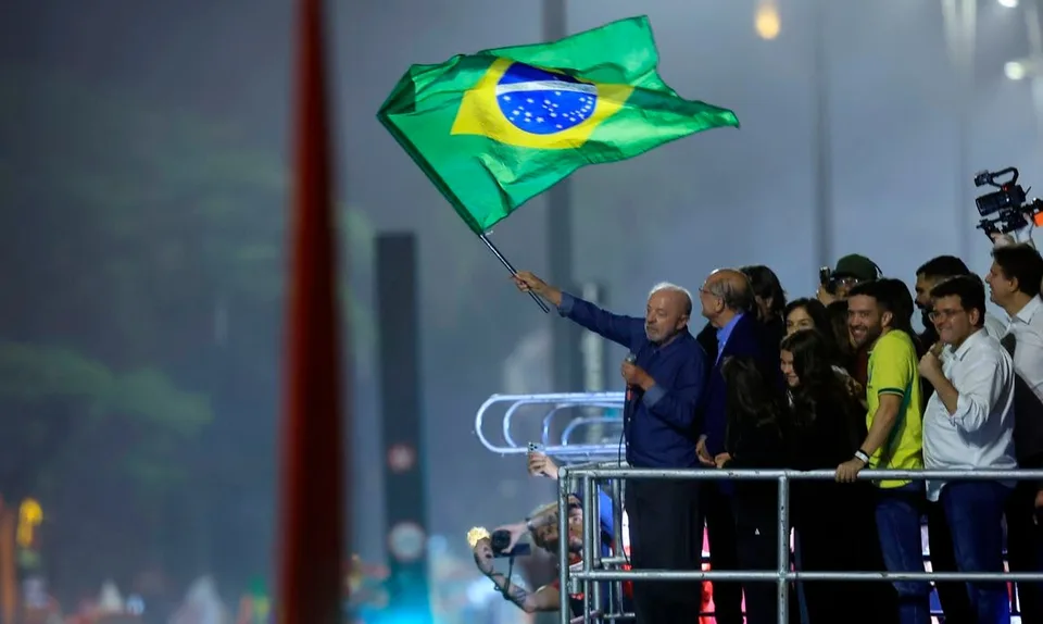 Lula da Silva celebra su reelección ante simpatizantes en la Avenida Paulista de São Paulo el 25 de octubre de 2026.