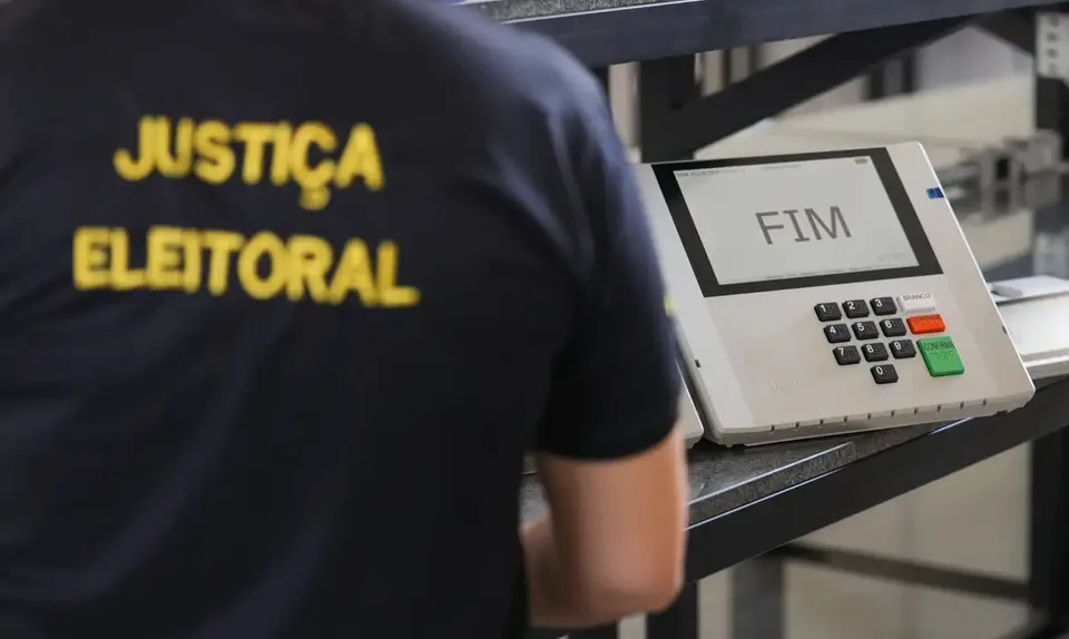 Imagen documental de urnas electrónicas brasileñas difundida en la información de Agência Brasil sobre las auditorías preparatorias de la segunda vuelta, publicada el 24 de octubre de 2026.