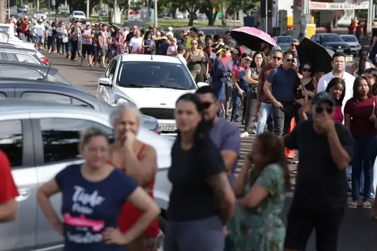 Electores hacen cola delante de un colegio electoral en Brasilia en la mañana del domingo 25 de octubre de 2026, durante la segunda vuelta presidencial.