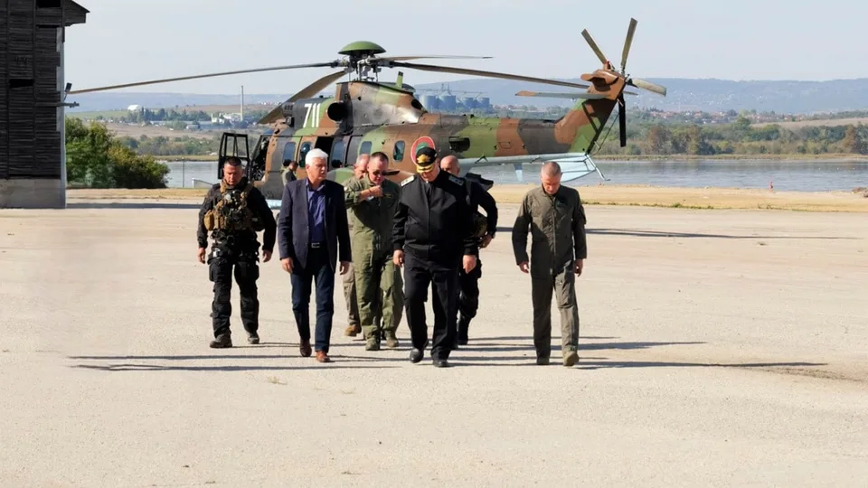 Personal militar búlgaro junto a un helicóptero Cougar durante los trabajos de vigilancia y reconocimiento del mercante Able tras el ataque con drones en el mar Negro.