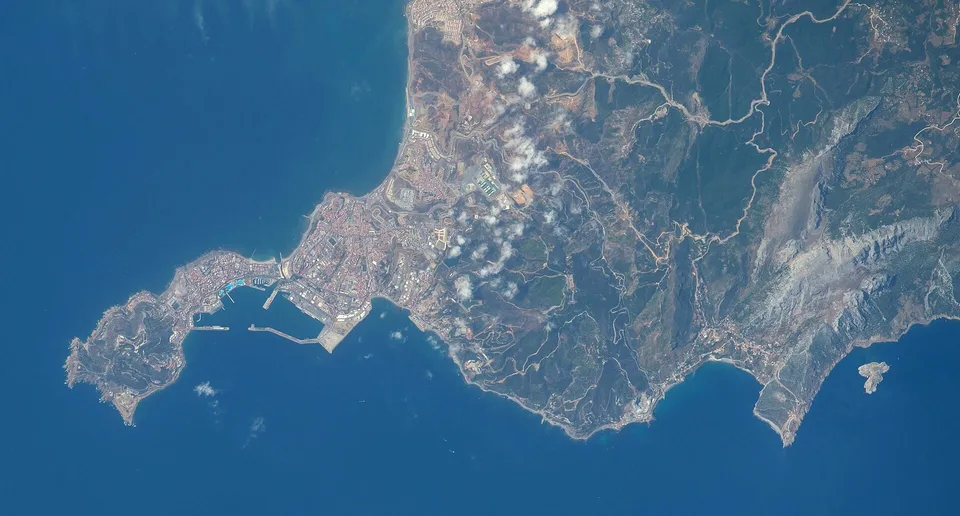 Imagen real desde la Estación Espacial Internacional del entorno de Ceuta y Castillejos, Marruecos, con la frontera y vías de acceso visibles; no muestra el camión viral.