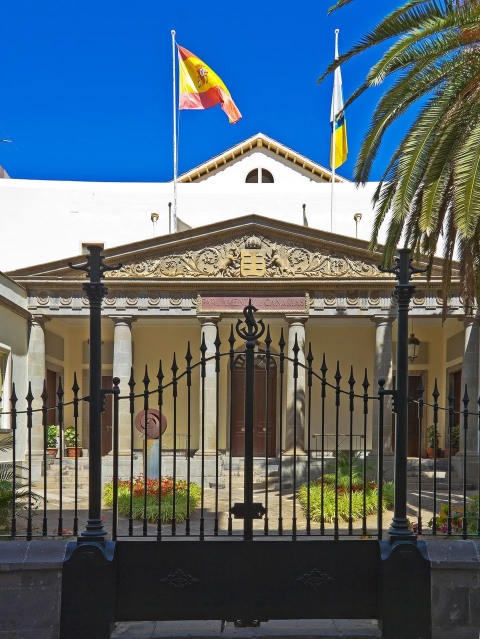 Edificio del Parlamento de Canarias en Santa Cruz de Tenerife en una fotografía real.