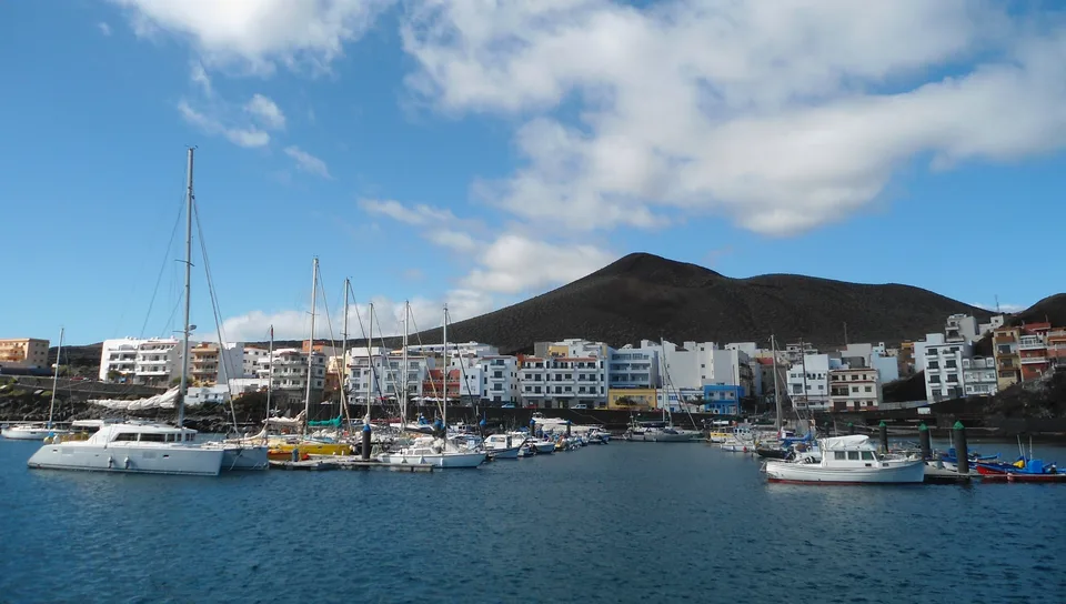 Puerto de La Restinga en El Hierro, punto de llegada marítima en Canarias, fotografiado en 2016.