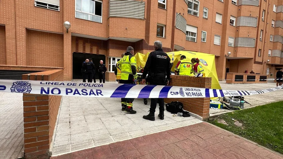 Atención sanitaria de SAMUR y SUMMA 112 en la calle Ontanilla de Carabanchel el 20 de octubre de 2026, escenario real del ataque a una mujer.