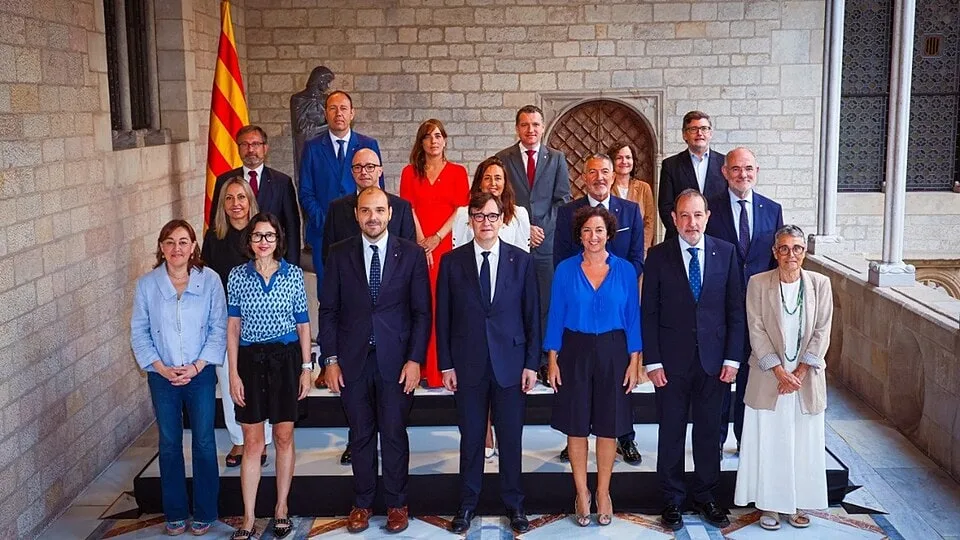 Fotografía institucional real del Govern de Salvador Illa tomada en 2026, con sus miembros posando en grupo.