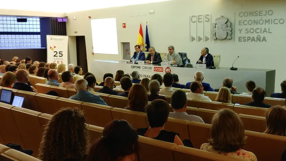 Representantes empresariales y sindicales en una firma anterior de negociación colectiva en España. Fotografía real de archivo (2018); no es una imagen del hecho de octubre de 2026.