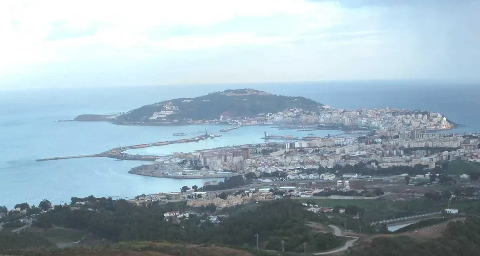 Vista panorámica auténtica de Ceuta y su entorno geográfico, foto de archivo de 2005