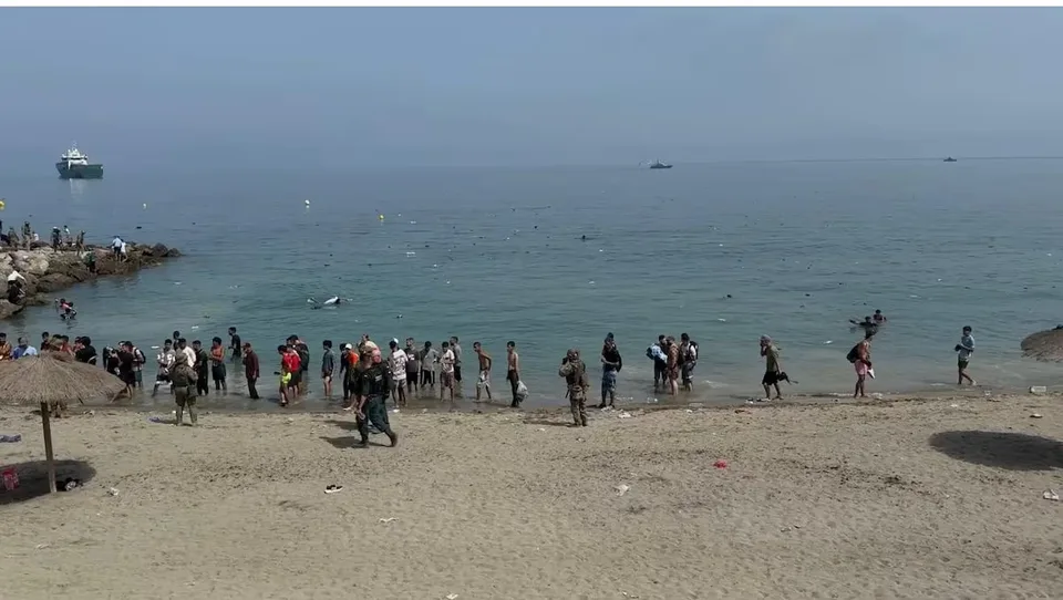 Playa de El Tarajal de Ceuta el 31 de julio de 2026, con una patrullera española visible durante los cruces fronterizos.