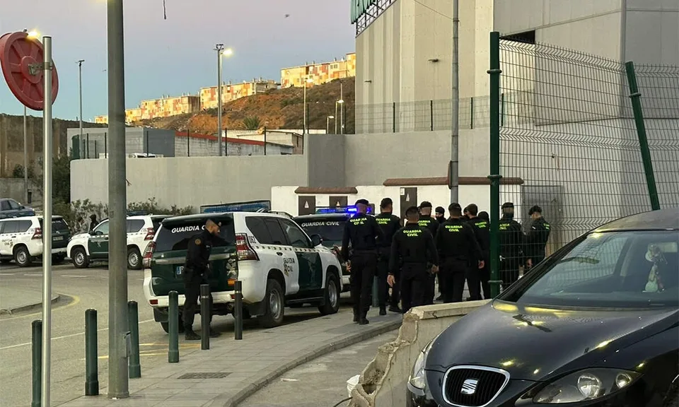 Agentes de la Guardia Civil durante el registro del 22 de octubre de 2026 en la avenida Reyes Católicos de Ceuta.