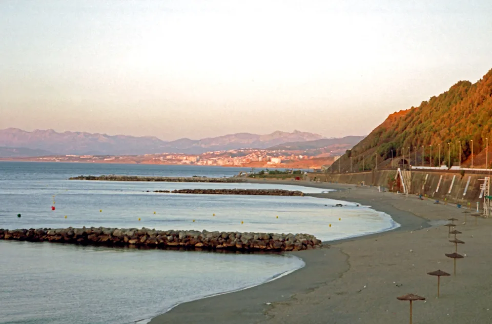 Playa del Chorrillo en Ceuta, lugar exacto donde terminó la persecución marítima del 19 de octubre. Fotografía real de archivo (2009); no es una imagen del hecho de octubre de 2026.